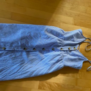 En vit o blårandig klänning  - Fint skick 