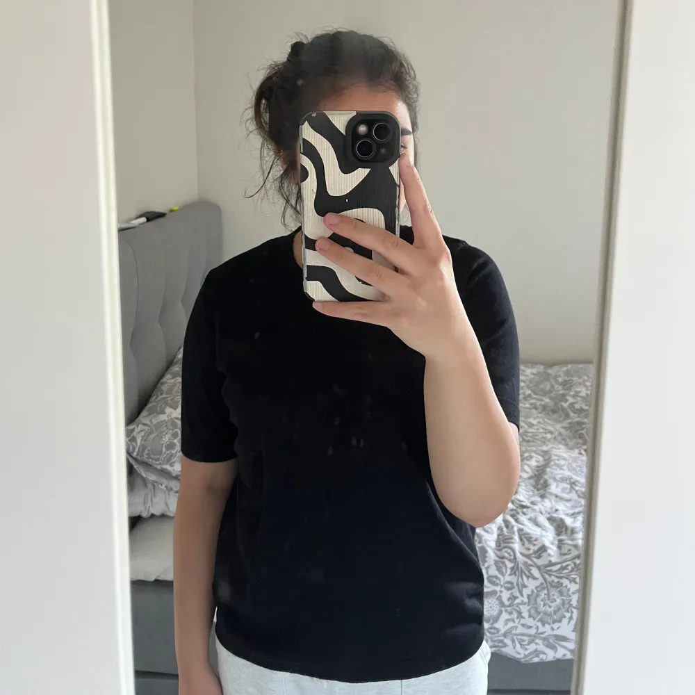 Säljer en stickad och stilren svart t-shirt. Den är kortärmad och har en lite oversized fit. jätte skön nu till hösten. från Lindex och knappt använd pga för stor enligt mig🥰. T-shirts.