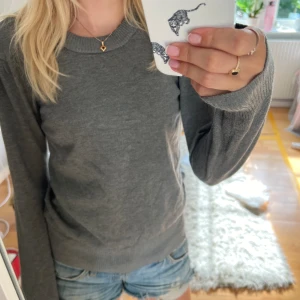 Stickad tröja - Jättefin ganska tunn stickad tröja från saint tropez. Säljer pga inte min stil längre🤗 Säljer även i blå och beige🤗