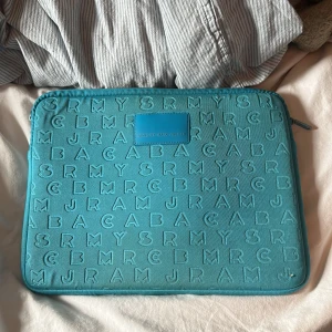 Marc jacobs datorfodral - Säljer ett äkta marc jacobs fodral! Super coolt o fint till skolstarten! 