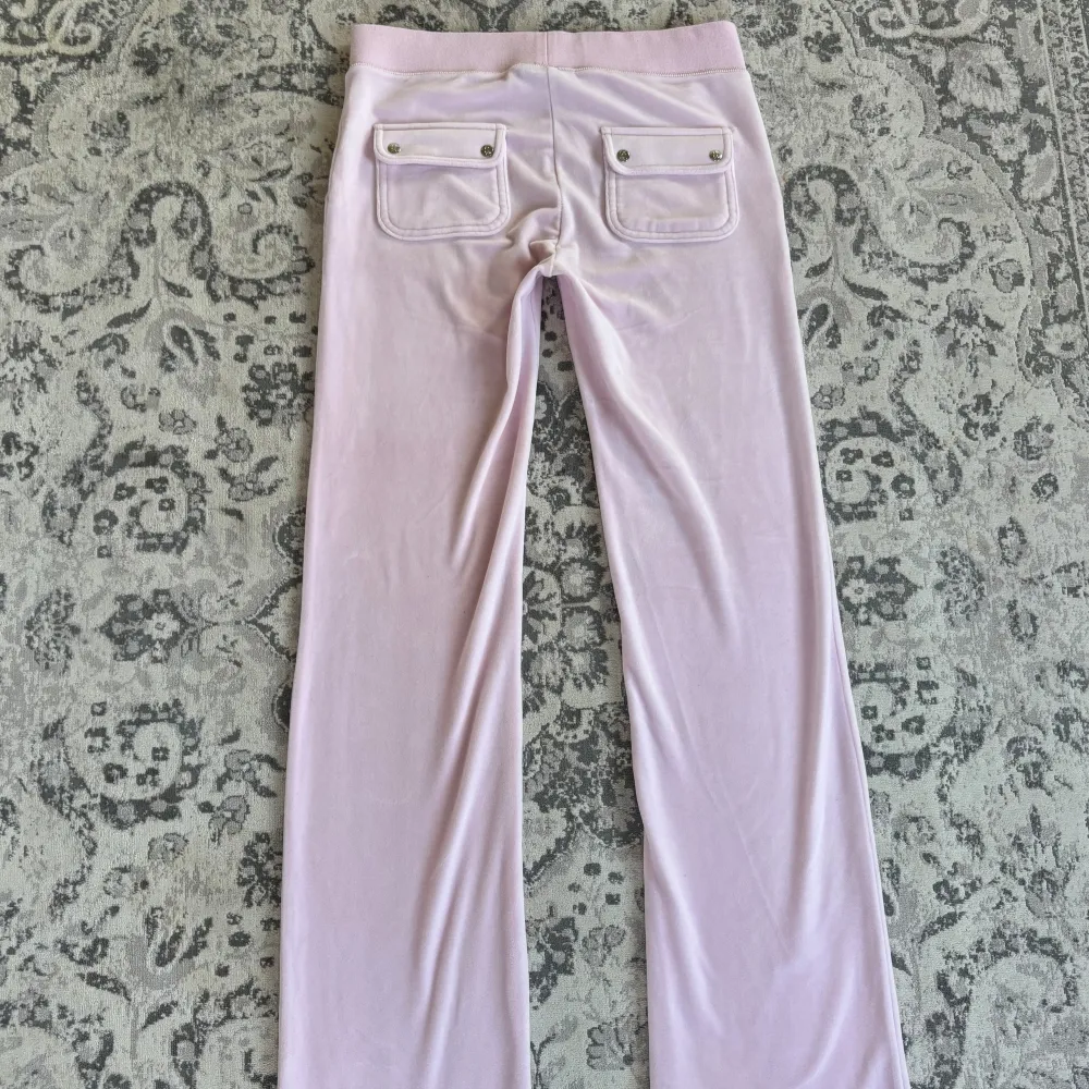 Säljer mina helt oanvända Juicy Couture byxor. De är endast provade och i nyskick utan defekter!Köpta ifrån deras hemsida för 1200kr🩷 (SÖKER LIKADANA I XS!!). Jeans & Byxor.