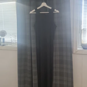 Stilren Långklänning - Nästan oanvänd klänning med dragkedja i ryggen