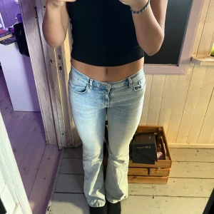 Jeans, gina tricot - Ett par ljus blåa bootcut jeans från gina i storlek 38. Är lite korta på mig som är 174. Nästan nyskick