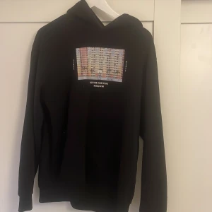 Hoodie - Hoodie i storlek M. Tror den är ifrån herr avdelningen men passar även tjej