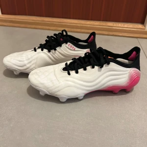 Fotbollsskor Adidas Copa  - Äkta Adidas Copa Fusionskin fotbollsskor, använt dem 3 gånger. Storlek: 42 2/3 Köpta för 2250kr. 