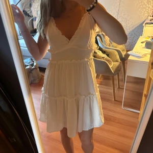 Vit sommarklänning! - En fin vit sommarklänning med många fina detaljer!😍 korsade band och dragkedja på baksidan