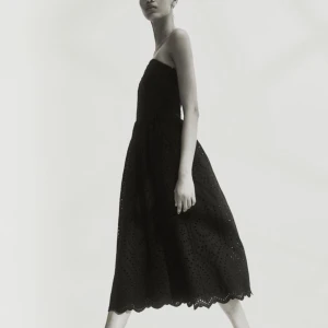 Bandeau klänning  - Superfin klänning från H&M. Köpte helt ny men har inte kommit till användning💕