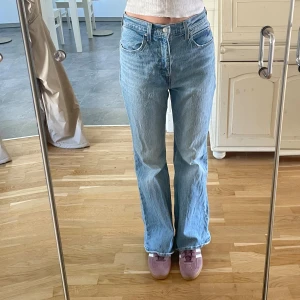 Levis jeans - Snygga 70s high flare jeans från levis.🤩🤩Jag är typ 172 cm lång och dem sitter bra på mig. 
