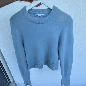 Ljusblå tröja - Använd några gånger. Ljusblå tröja från zara. 