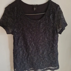 Svart spetsblus från H&M - Säljer en elegant svart spetsblus från H&M. 