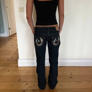 True Religion Jeans - Säljer dessa sjukt snygga true religon jeans eftersom dem är lite för stora💗jätte fint skick💘Nypris: 1100kr💕 Midjemått: 39cm Innerbenslängd: 85cm
