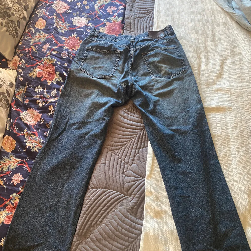 Bra skick, finns små ställen man ser på användhet, lågt pris för Calvin Klein jeans. Jeans & Byxor.