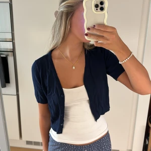 Söt kofta - Söt croppad kofta som är marinblå!🫶🏼