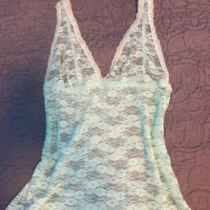 spets topp - en jättesöt helspets topp med gulliga blommor som är köpt secondhand men som inte kommit till så mycket användning. hittar inget märke och storlek men skulle säga att den sitter som en s/xs. kontakta mig för tex bilder på, köparen står för frakten 💕💕