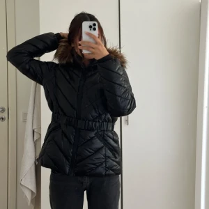Svart vinterjacka faux fur - Svart vinterjacka i storlek 40, aldrig använd, mycket bra skick