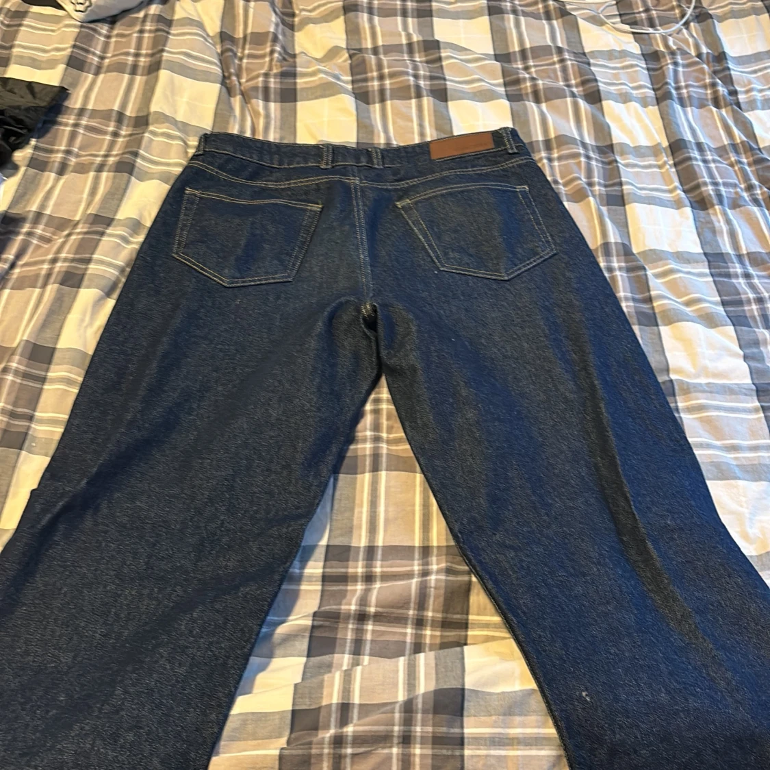 Mörkblå jeans med broderad text - 90