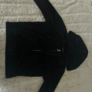 Juicy Couture Set - Säljer då det inte är min stil längre. Köpta på Jackie för 2400 kr och säljer hela settet för 800. Vid fler bilder skriv privat. ( Delarna kan även säljas separat ) ❤️