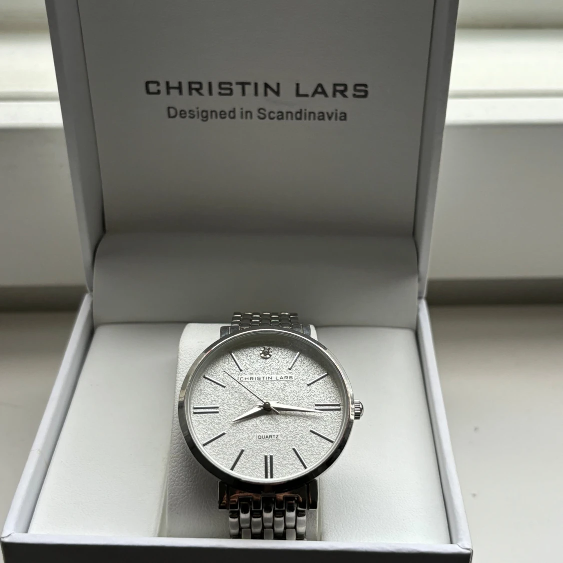 Silverfärgad klocka från Christin Lars