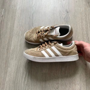 Adidas skor  - Beige / Brun Adidas sko storlek 40 & 2/3. 