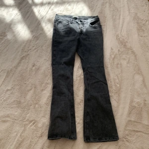 Gråa gina jeans bootcut - Aldrig använt då dem är för stora, dem är vanliga i midjan och utsvängda där nere