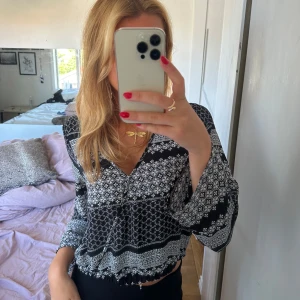 Svart och vit mönstrad blus från Gina Tricot - Säljer en superfin svart och vit mönstrad blus från Gina Tricot💫nyskick!