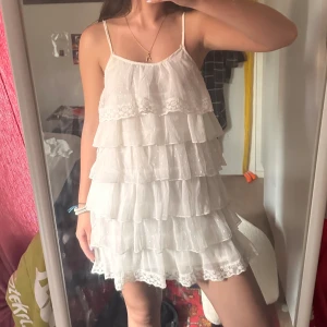 Vit volang klänning - Superfin klänning från Lindex barnavdelning (säljs inte längre), säljer då den inte kommer till användning 🥰 Passar XS/S, kanske t.o.m M 💖