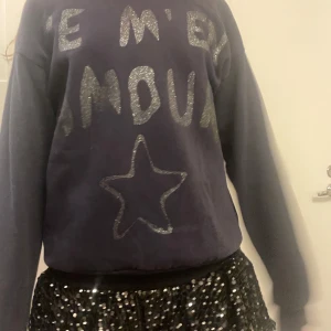 Mörkblå hoodie från Gina Tricot - Säljer en mörkblå hoodie från Gina Tricot med glittrig text och stjärna på framsidan. Den är supermjuk och perfekt för kalla dagar. Hoodien har långa ärmar och en skön huva.Storlek 134-140 men passar större storlekar också.Passar perfekt till både vardag och festliga tillfällen. 🖤✨