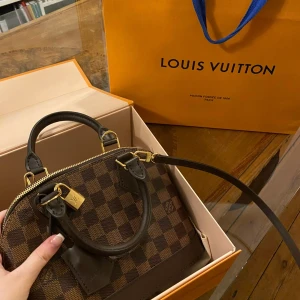  Louis Vuitton Alma bb - Säljer nu min fina lv väska köpt i butiken i Stockholm. Väskan är nästintill oanvänd utan skador. Jättefin väska men säljer då den inte kommer till användning. Kvitto och fler bilder finns 💗Nypris 19200kr, pris kan diskuteras vid snabb affär