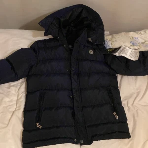 Stone island vinterjacka  - Helt ny och oanvänd. Den e håller sig varm i vintern. Säljer den för den passa it mig. Nypris 2000 säljer den för 1500 kan gå ner vid snabb affär 