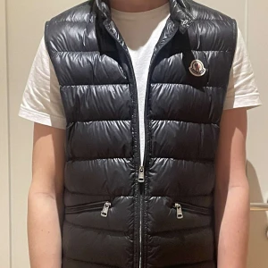 Moncler Gui väst  - Moncler Gui väst storlek 3/M. Jätte bra skick, använd fåtal gånger. Inga defekter, nypris 8500 kr. Bara att skriva ifall ni har frågor! Priset är inte hugget i sten, men ganska fast. 
