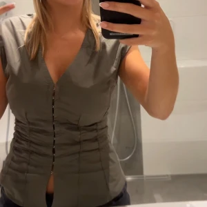 Blus från Weekday! - Använd Max 3 gånger och säljer tyvärr då den sitter lite för litet för mej över bysten. Tycker verkligen den är så fin men tror den hade passat bättre på någon annan. Köptes för 400 och är i mycket bra skick, därav priset (kan tänka mej å sänka priset vid snabbt köp)!