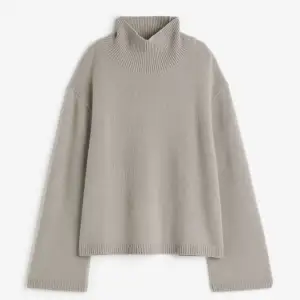 Stickad polo tröja från H&M i Kashmir i strl S men lite oversized!