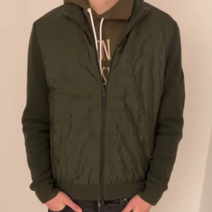 J Lindeberg Cardigan - Säljer denna feta cardigan från J Lindeberg som ej säljs längre. Denna cardigan är stlk L och är i fint skick - nypris ligger på ca 3300kr.  