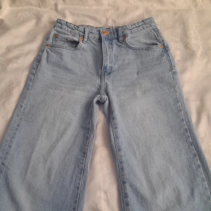 Ljusa lowwaist jeans från Boulevard Star:lager 157 - Säljer ett par ljusa jeans från Boulevard Star i storlek 160. Dem är lågmidjade och är lite baggy på nedre delen.De har en klassisk femficksdesign och är i bra skick. Perfekta för vardagsbruk med en bekväm passform och stilren look.KAN DISKUTERA PRISET