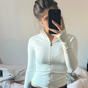 Vit långärmad träningströja - Träningskofta från nelly. Använd ett par gånger. Inga synliga defekter. Säljer för 190, pris kan diskuteras