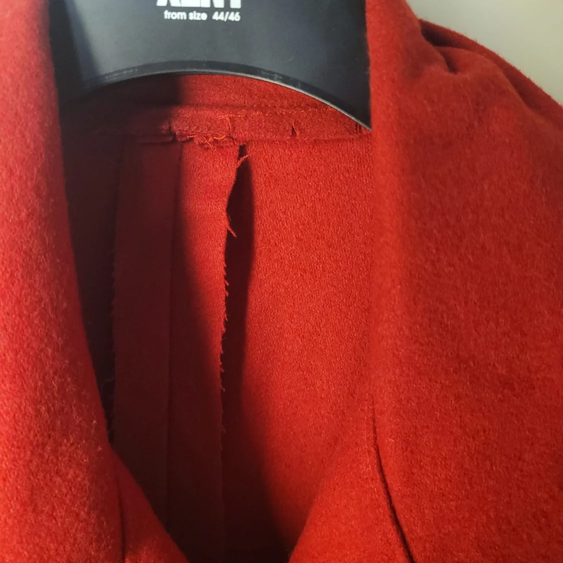 Röd kappa med stora knappar - 92