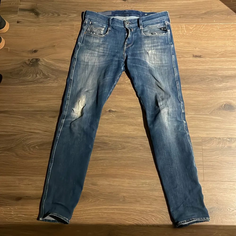 (Replay jeans anbass) skick 8/10 storlek 30/32. Köpta för 1800 mitt pris 650. Hör av er vid frågor och funderingar.👍🏼(Pris ej hugget i sten)🤗. Jeans & Byxor.