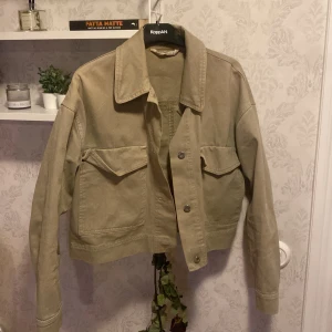 Grön jeansjacka från Zara Basic - Säljer en snygg grön jeansjacka från Zara Basic i storlek M. Bra skick, säljer för 200🌸