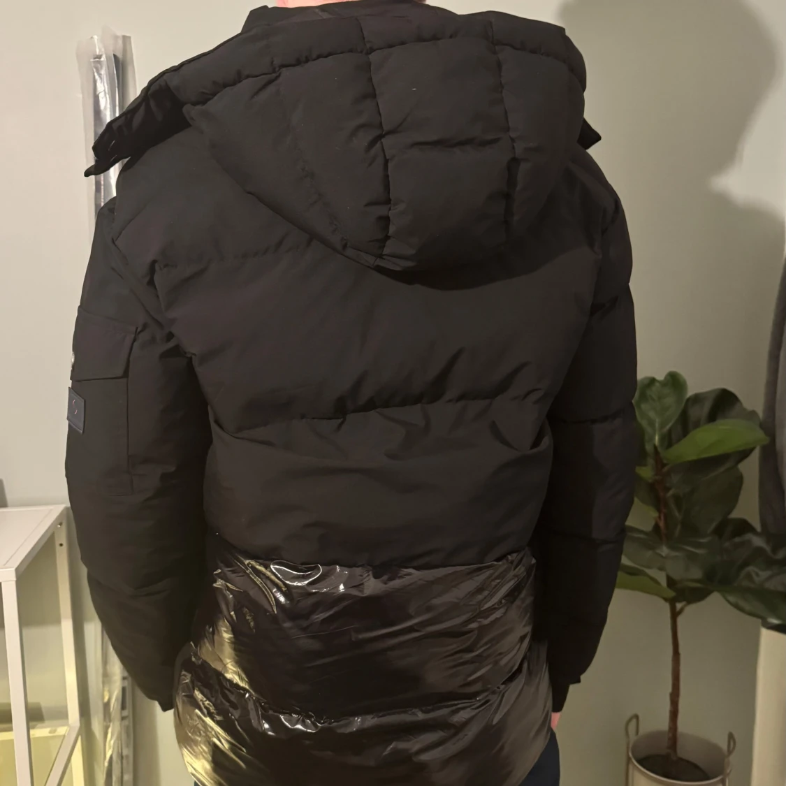 Svart pufferjacka med huva - 91