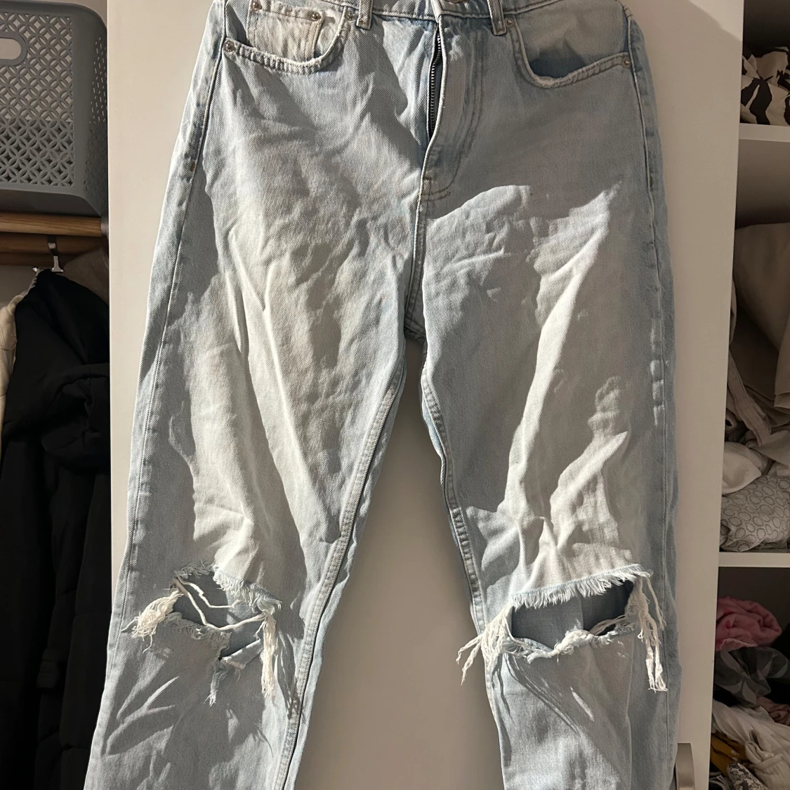 Ljusa jeans med slitningar