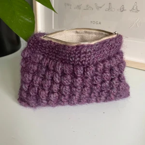 Virkad necessär - Superfin virkad necessär med bubblig textur. Perfekt julklapp till mamma, kompis, syskon, passar till alla! Insidan är fodrad med ett ljust tyg som ger en fin kontrast. Perfekt för smink, småsaker eller som en söt detalj i badrummet! Egengjord 🧶