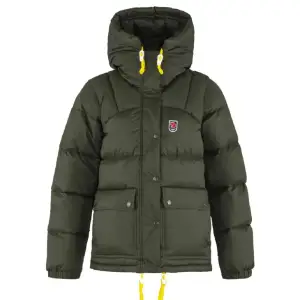 SÖKER EN FJÄLLRÄVEN JACKA I FÄRGEN ” deep forest” . STORLEK Xs-M och betlar bra men inte över 5200kr!