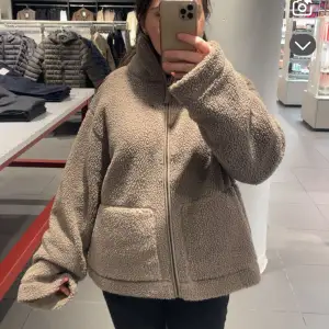 Mysig beige teddyjacka med dragkedja och stora fickor. Ja e egentligen storlek S i jackor men denna är i Xl och bara lite oversized. Jättemysig och helt ny köpt i oktober