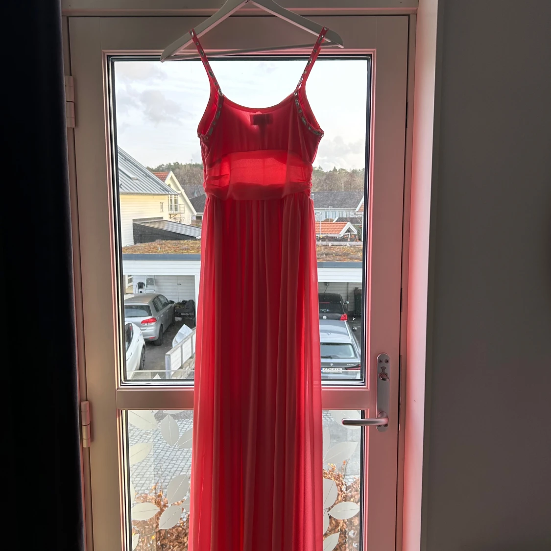 Korallröd långklänning med detaljer - 90