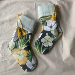 Julstrumpa - Håndsyede julesokker af upcyclede tekstiler !   Ca 45 cm   Rabat ved køb af flere end en !   Se andre annoncer ;-)  Tags: #julesokker #genbrug #julegaver #julklapp #jul #julepynt #slowmade #julstrumpa