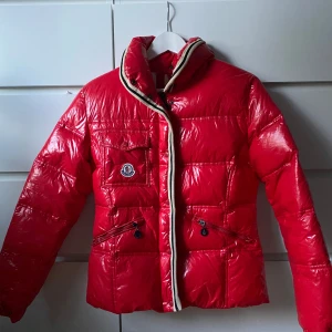 Moncler jacka  - Säljer min Moncler jacka då den blivit för liten och inte används längre. Den är i jättebra skick och ser helt ny ut