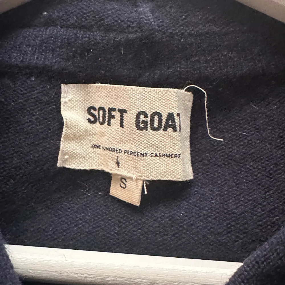 Tja! Säljer nu en mörklblå Soft Goat hoodie i vra skick | tröjan är i storlek S | lappen där bak är lite sönder, se på bild 4 men kan lätt fixas hos en skräddare | kom privat för fler bilder. . Tröjor & Koftor.