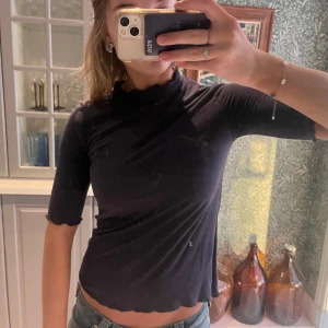 T-shirt  - En T-shirt med jätte fina kanter, super skönt materiel och jätte inprincip oanvänd🥰