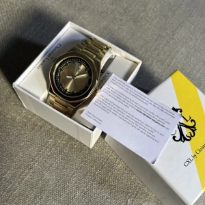 Christian Lacroix Klocka - Säljer denna sjysta och sällsynta guldfärgade klockan från CXL by Christian Lacroix. | Stilren och super skick | Köpt och verifierad på Vestiaire Collective | Skriv vid minsta fundering 👍