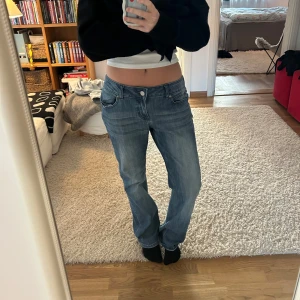 Lågmidjade jeans - Intressekoll! Sitter snyggt baggy på mig som har 36 i jeans, så passar en 36/38! Köpta second hand i Köpenhamn